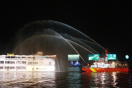 Các lực lượng chuyên nghiệp khác cũng có mặt và khống chế được đám cháy.