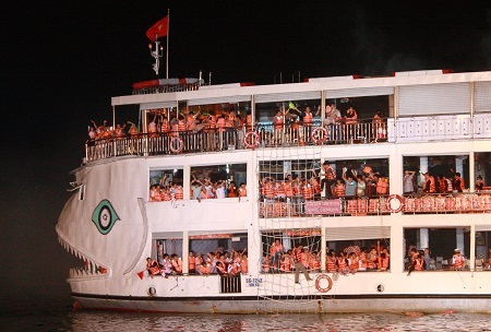 Trên tàu lúc này có khoảng 600 người gồm nhân viên và hành khách