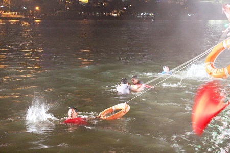 Nhiều hành khách hoảng loạn nhảy xuống sông