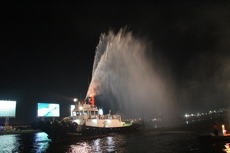 Lực lượng chữa cháy của Tân Cảng tiếp cận hiện trường để dập lửa