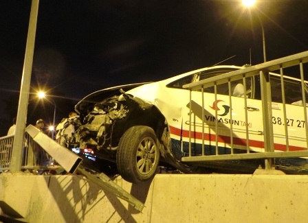 Chiếc taxi chồm ra khỏi lan can cầu