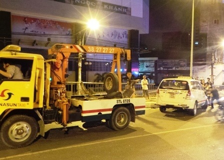 Chiếc xe gây tai nạn được cẩu đi