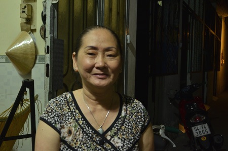 Hàng xóm khẳng định bé trai bị bỏ rơi được ông Liêm nuôi dưỡng - 2 Bà Tư, người hàng xóm của ông Liêm, cho biết cháu bé được ông Liêm chăm sóc và rất mực yêu thương