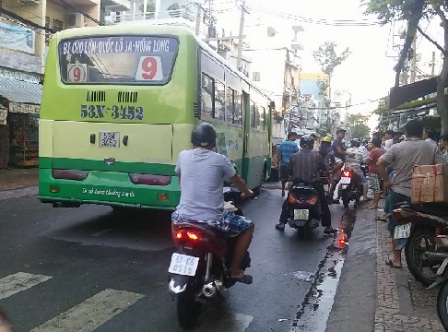 Va chạm với xe buýt, 2 người thương vong - 1 Chiếc xe buýt gây tai nạn tại hiện trường