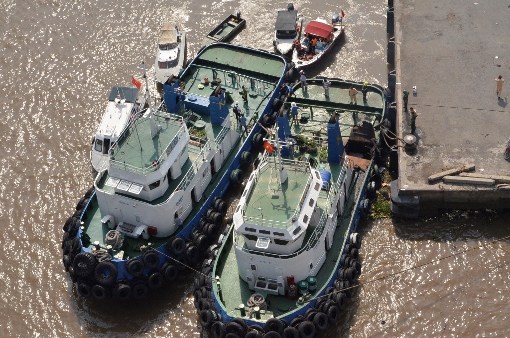 Con tàu xảy ra nổ (phải).