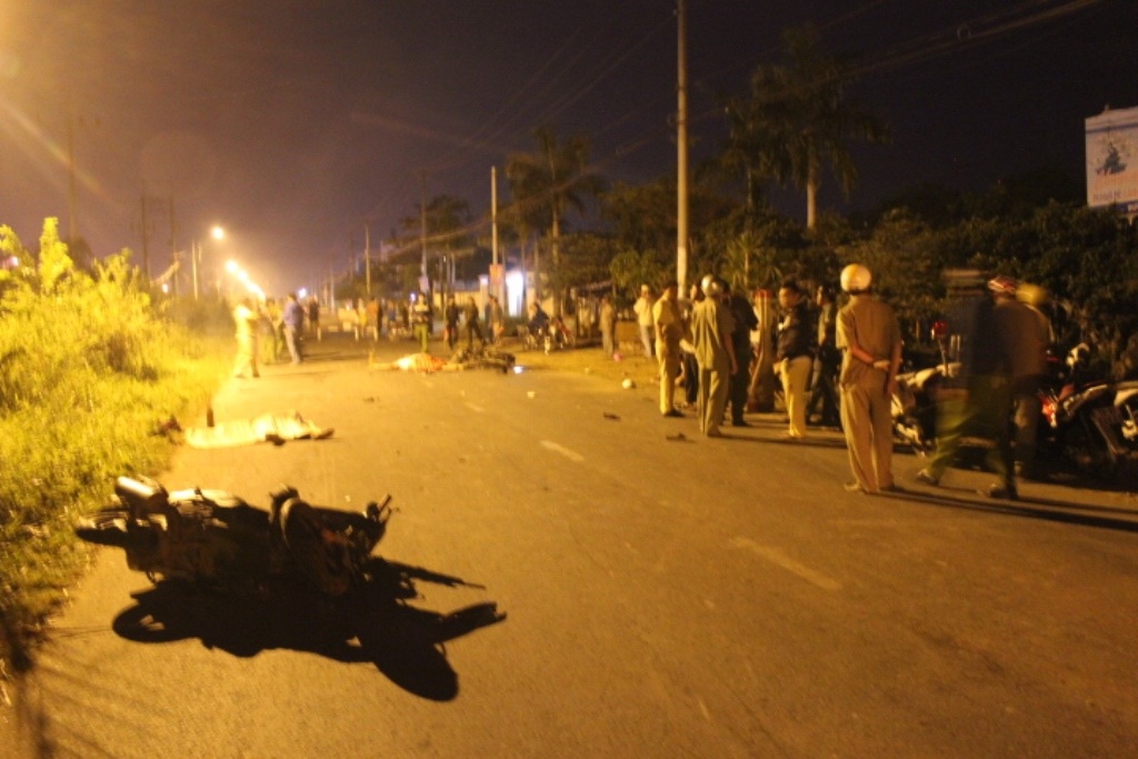 Hiện trường vụ tai nạn trong đêm khiến 2 người chết, 1 người bị thương.