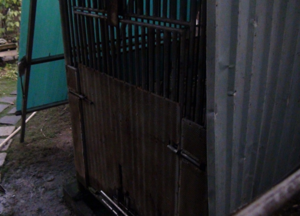 Chuồng nuôi gấu nơi bé D. bị con gấu cắn cánh tay kéo vào trong