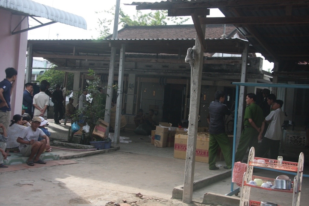 Công an ập vào khám xét 1 trong năm căn nhà chứa thuốc lá lậu