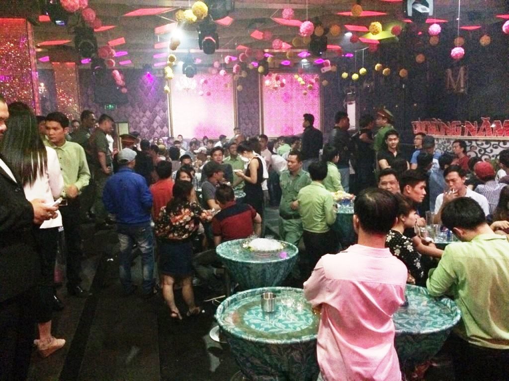 Cảnh sát “đột kích” quán bar lúc rạng sáng, hơn 200 khách chơi tháo chạy - 1 Lực lượng chức năng kiểm tra quán bar Top 9