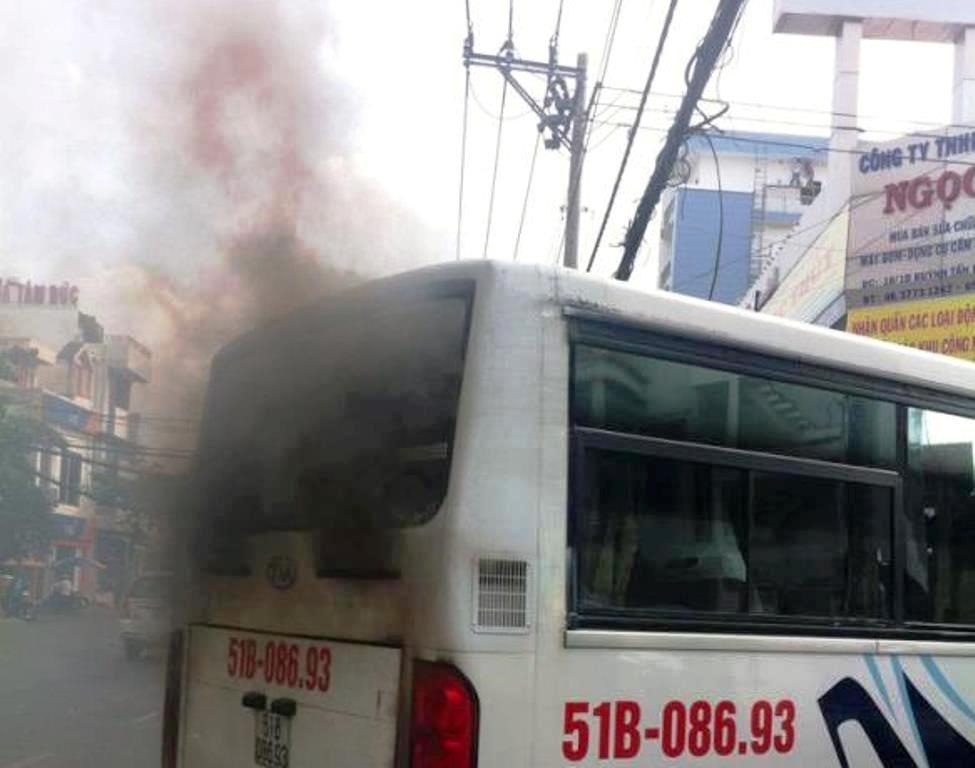 Ô tô đưa đón học sinh bốc cháy dưới chân cầu Phú Mỹ - 1 Phần đuôi xe bốc cháy