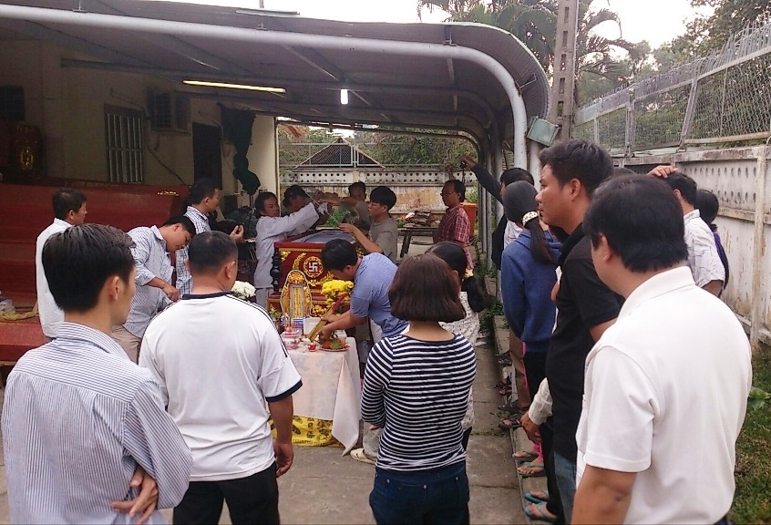 Người thân của cháu Trần Thế Anh đang làm thủ tục đưa thi thể cháu về quê Thanh Hóa để an táng