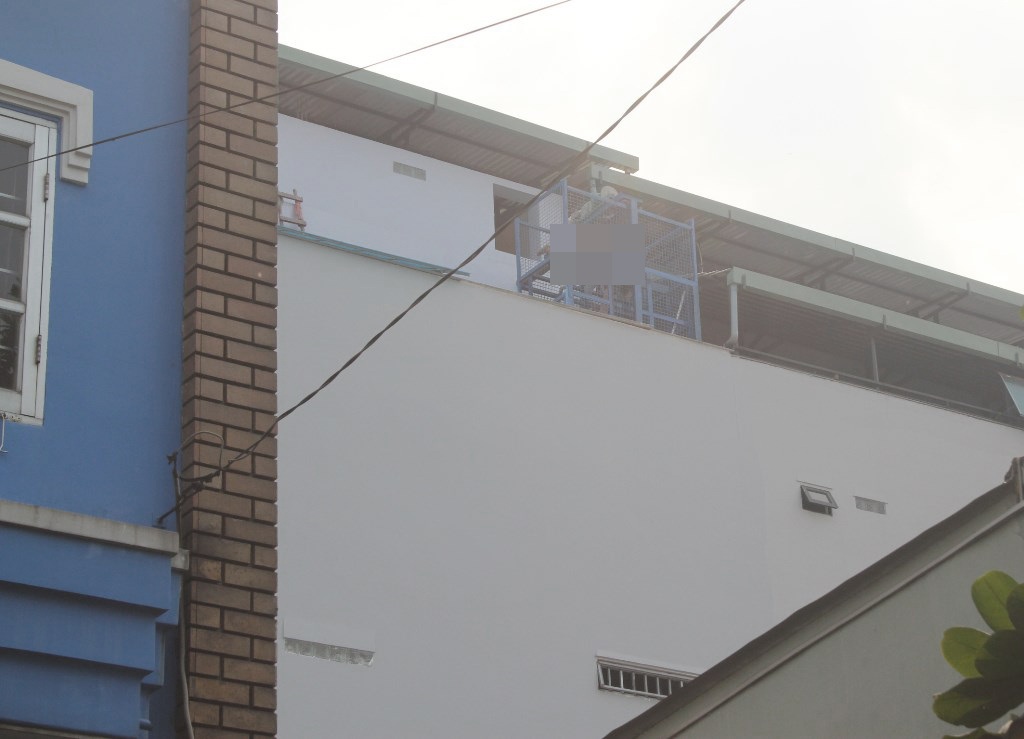 Người đàn ông bị mắc kẹt trong thang máy trên tầng 5