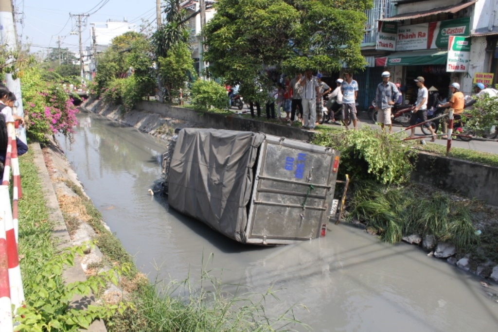 Hiện trường xe tải lao xuống kênh