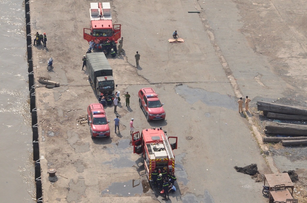 Khu vực nổ bị rách một lỗ lớn. Đây là nơi nhóm công nhân hàn xì.