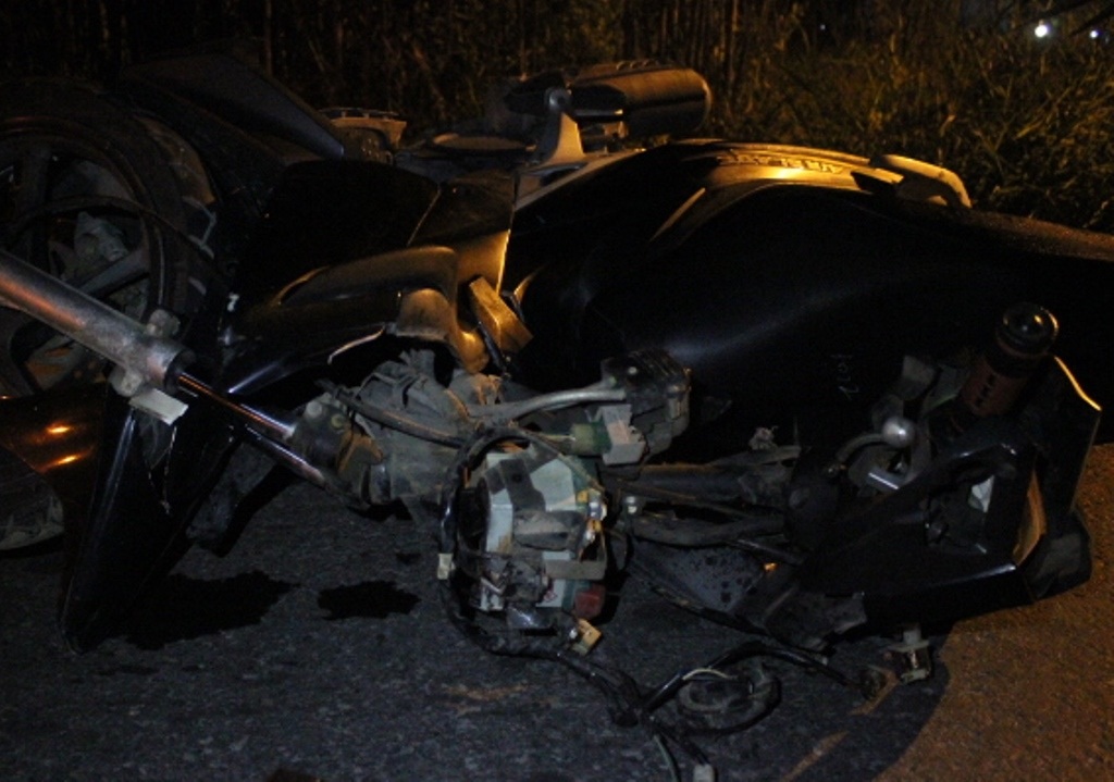 Đầu xe của nạn nhân bể nát.