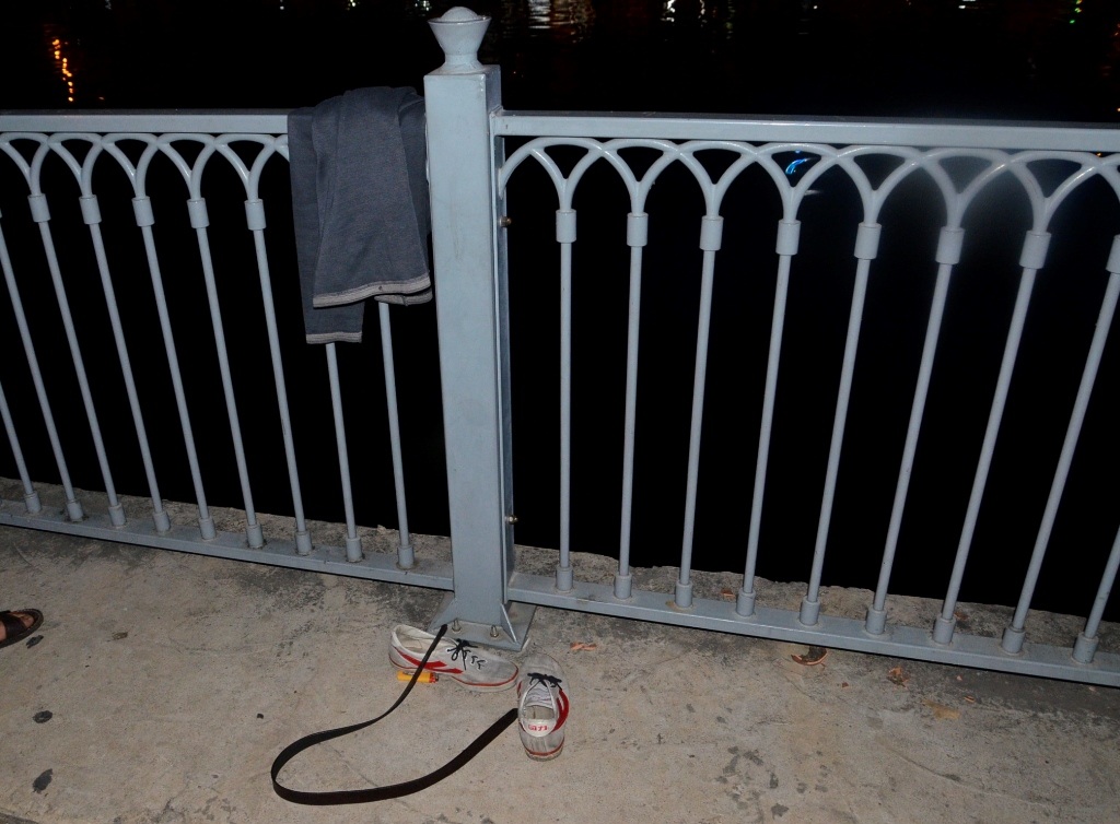 Đồ đạc của nghi can trộm tài sản bỏ lại trên bờ