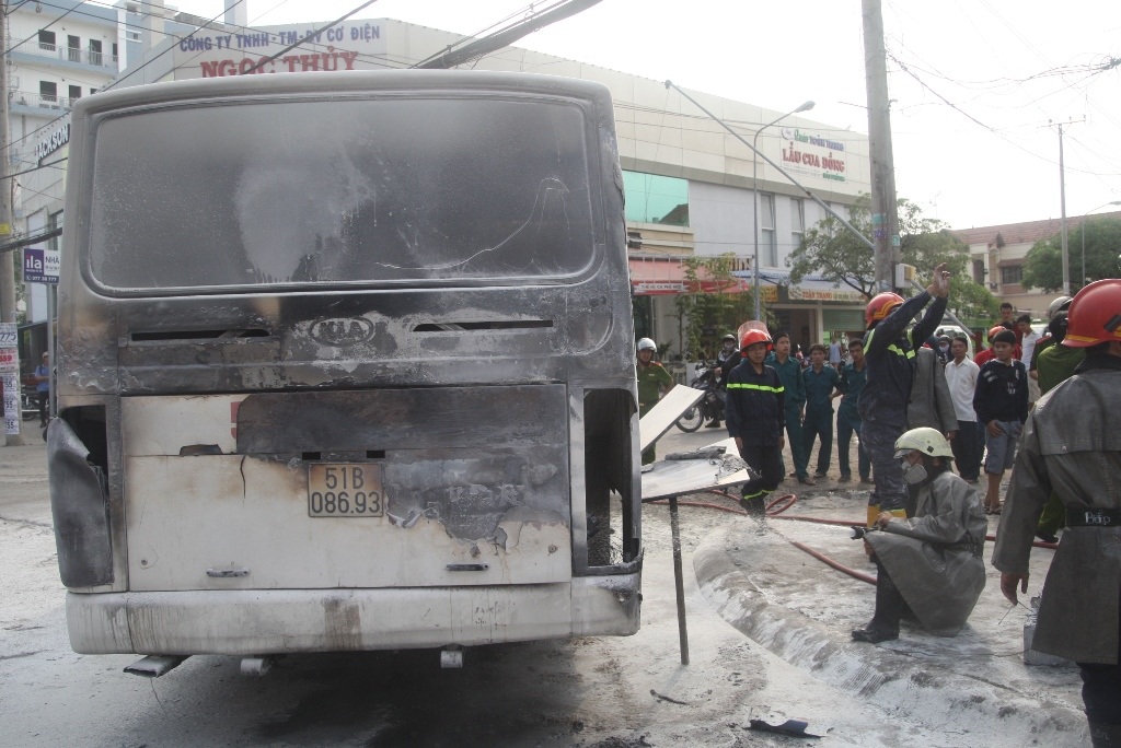 Lực lượng chữa cháy quận 4 có mặt để dập lửa