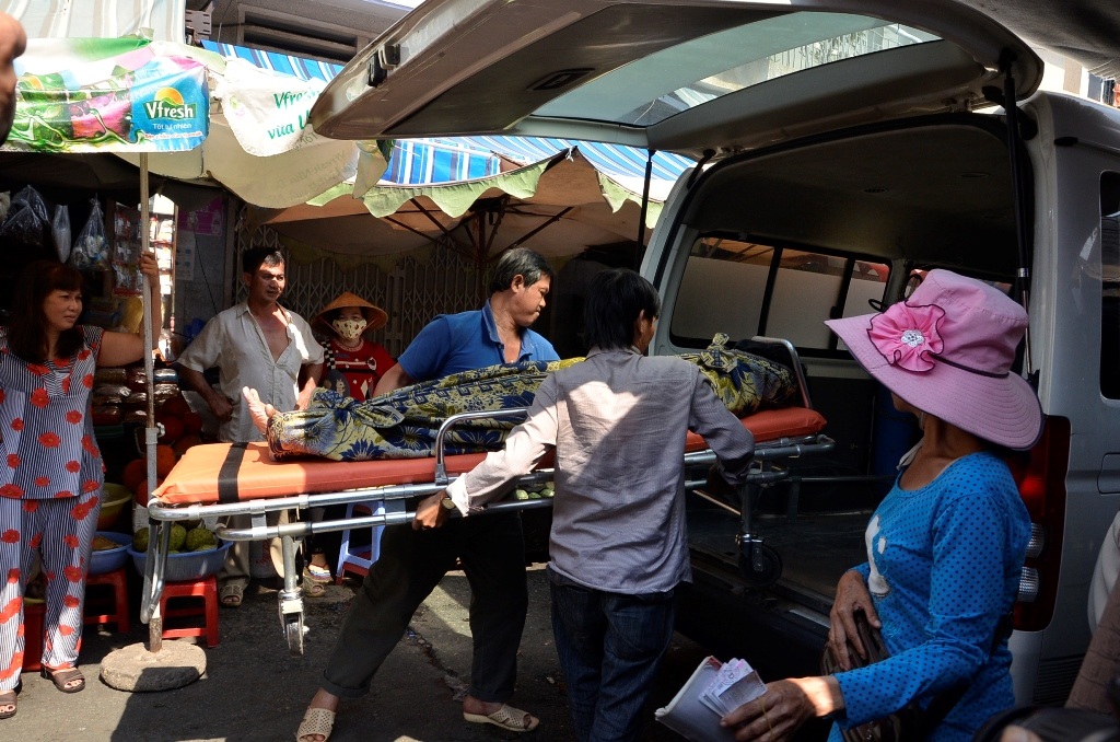 Thi thể nạn nhân được chuyển về nhà xác để khám nghiệm.