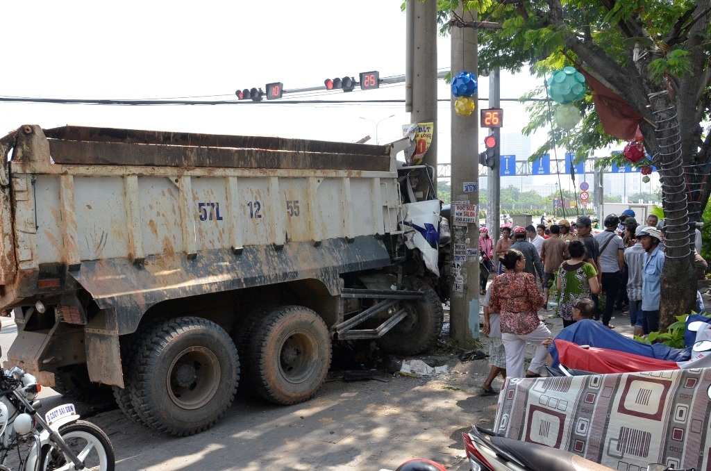 Chiếc xe ben găm đầu vào trụ điện tránh gây thảm họa