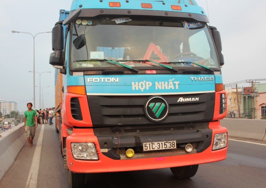 Chiếc xe đầu kéo tại hiện trường