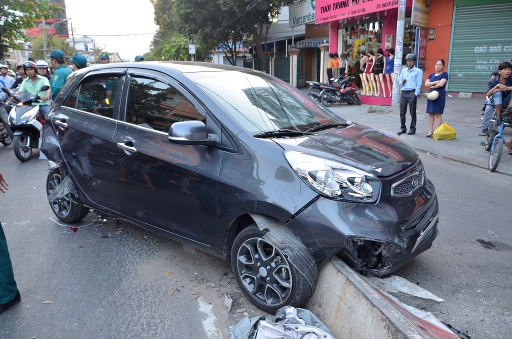 Chiếc ô tô 4 chỗ cắm đầu vào dải phân cách giữa đường