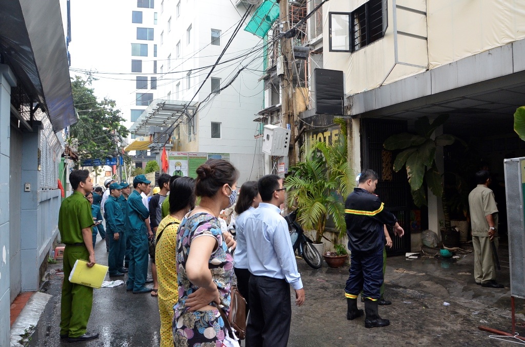 Khách thuê phòng hốt hoảng thoát ra ngoài