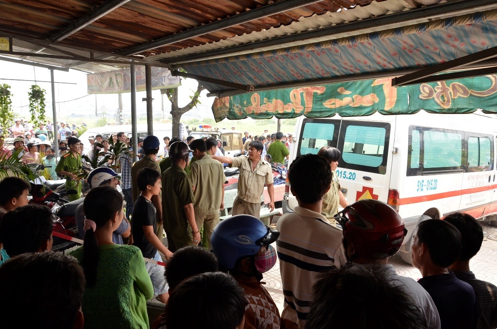 Thi thể nạn nhân được chuyển đi