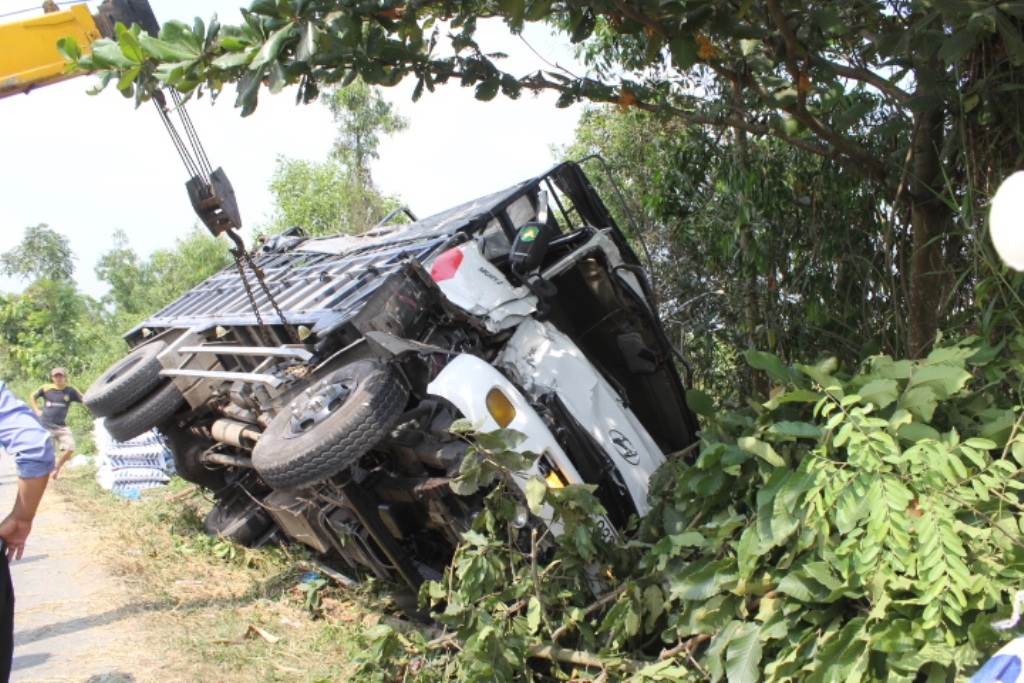 Hiện trường xe tải lật ngang bên đường