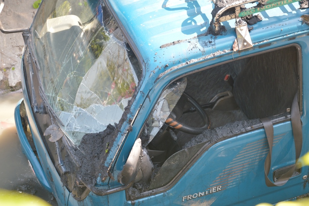 Hiện trường xe tải lao xuống kênh