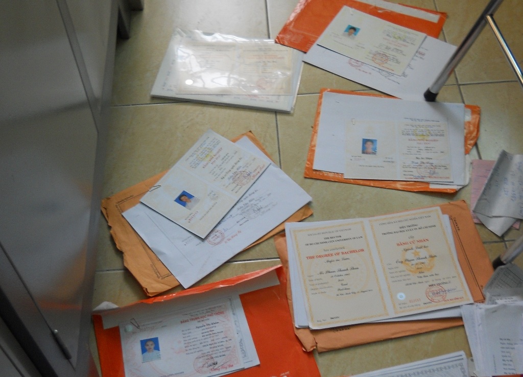 Các bằng giả bị thu giữ