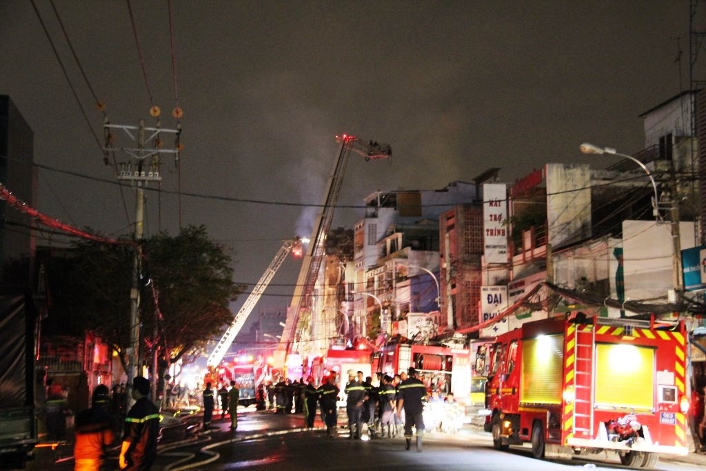 Xe thang tiếp cận đám cháy từ trên cao