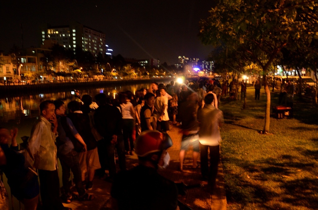 Người dân tập trung rất đông dọc bờ kênh Nhiêu Lộc - Thị Nghè để theo dõi vụ việc