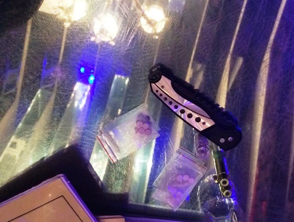 Cảnh sát “đột kích” quán bar lúc rạng sáng, hơn 200 khách chơi tháo chạy - 3 Những viên nén màu hồng nghi là ma túy tổng hợp được thu giữ