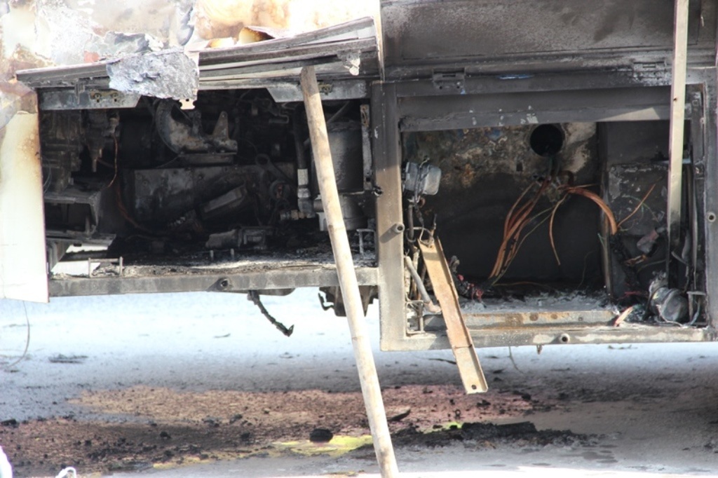 Phần máy chiếc ô tô bị hư hỏng sau vụ cháy