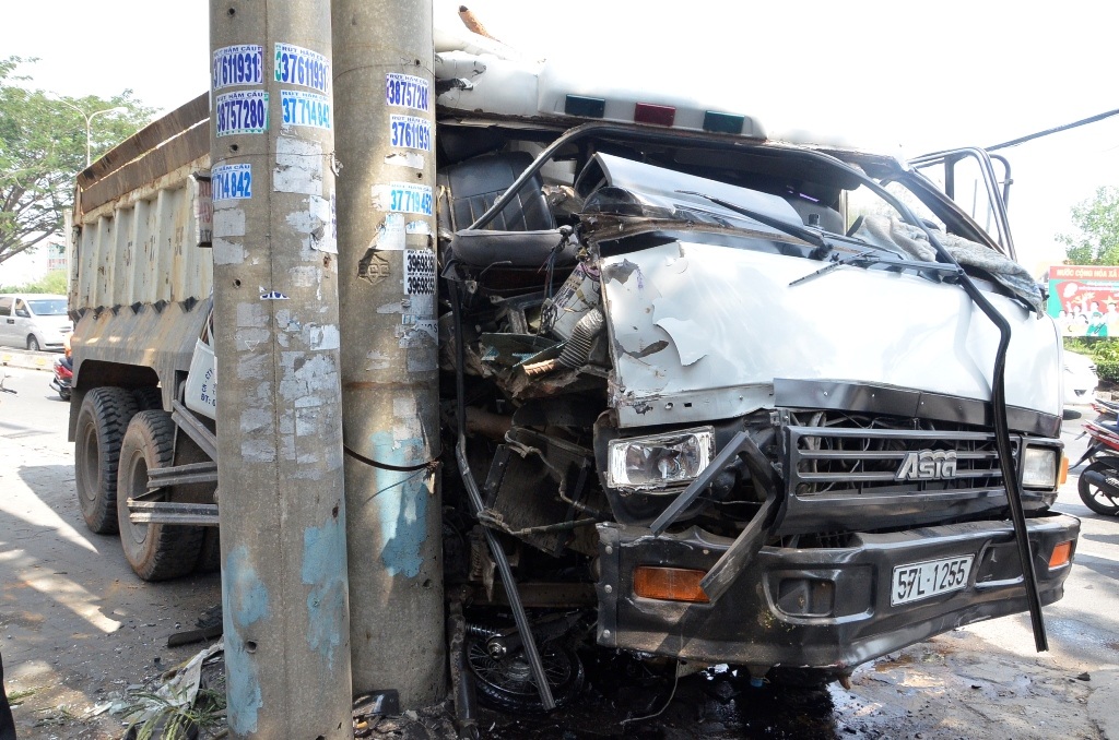 Chiếc xe ben găm đầu vào trụ điện tránh gây thảm họa