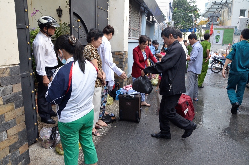 Khách thuê phòng hốt hoảng thoát ra ngoài