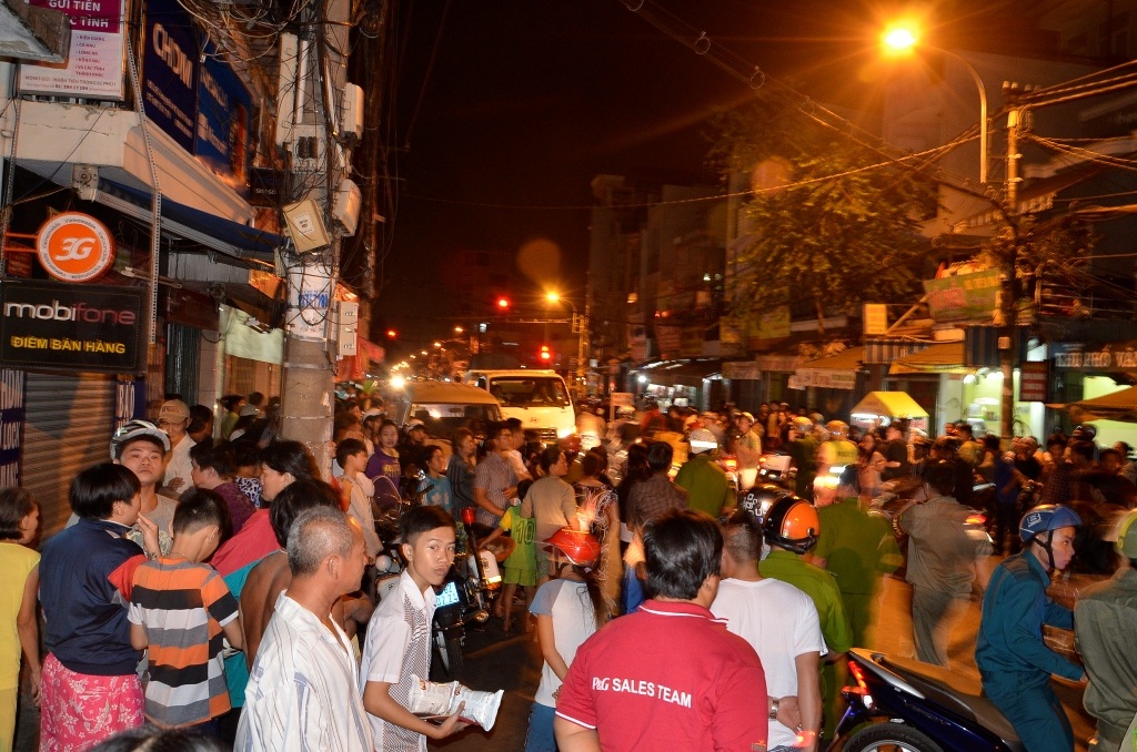 Cảnh sát bao vây các con hẻm xung quanh hiện trường để truy lùng nghi can