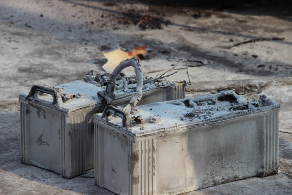 Hai bình ắc quy nơi được xác định xảy ra chập điện.