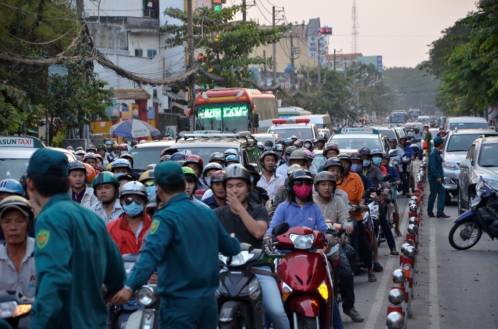Giao thông kẹt cứng trên đường Nguyễn Thái Sơn.