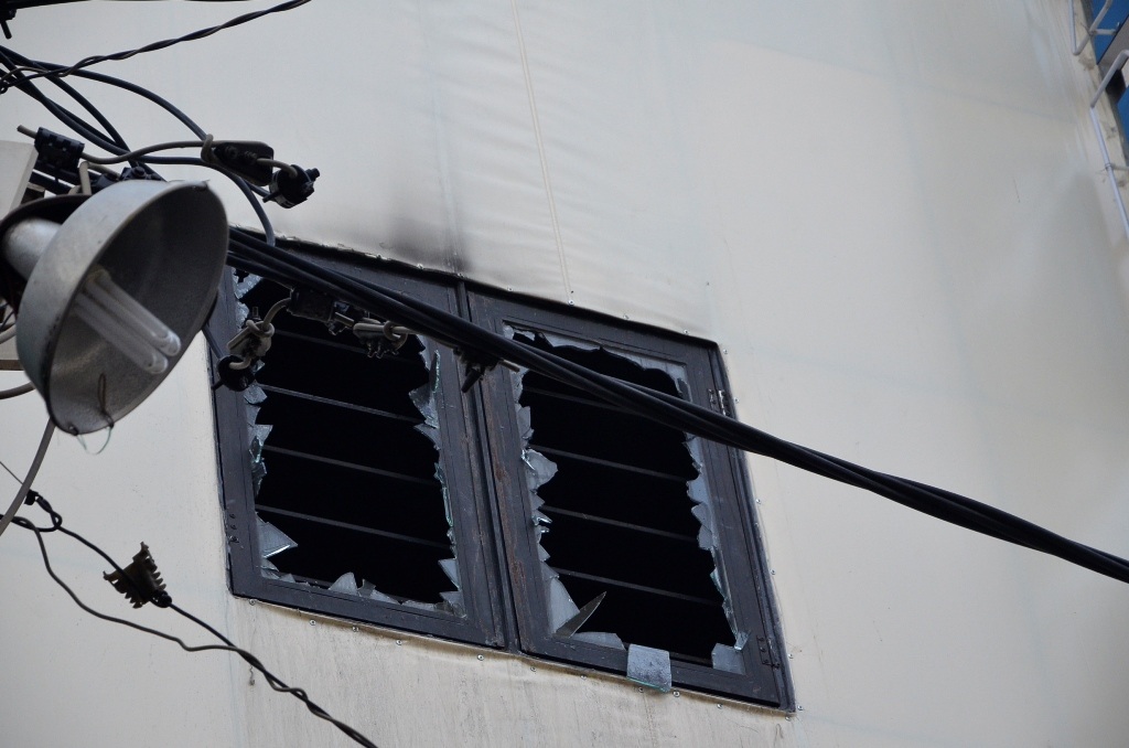 Cửa sổ phòng 201 bị hư hỏng sau vụ cháy.