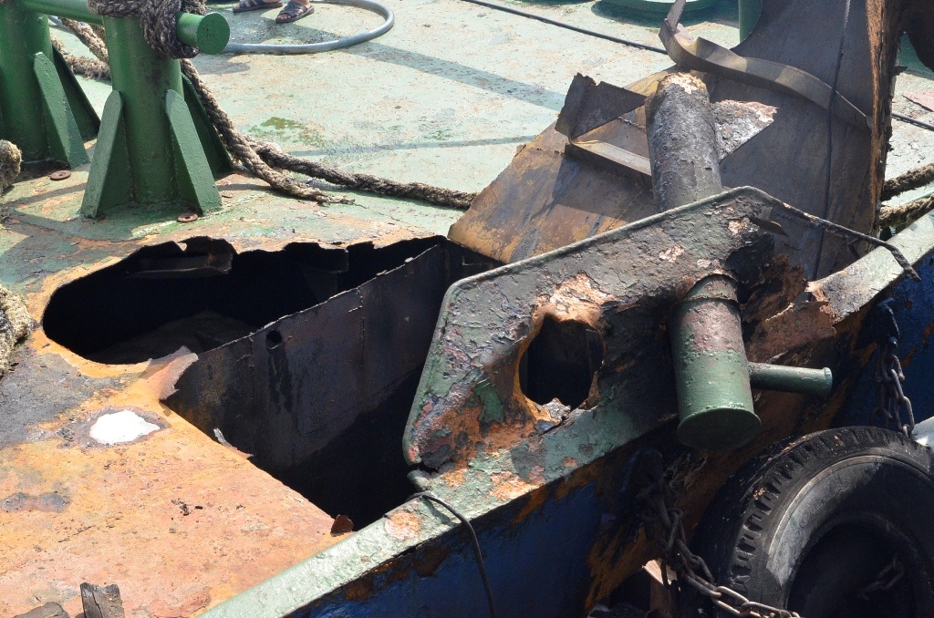 Khu vực nổ bị rách một lỗ lớn. Đây là nơi nhóm công nhân hàn xì.