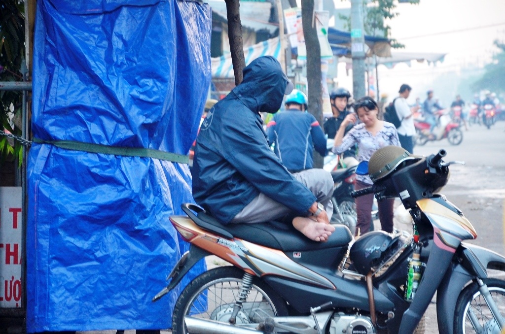 Người dân mua áo ấm trong sáng 16/1.