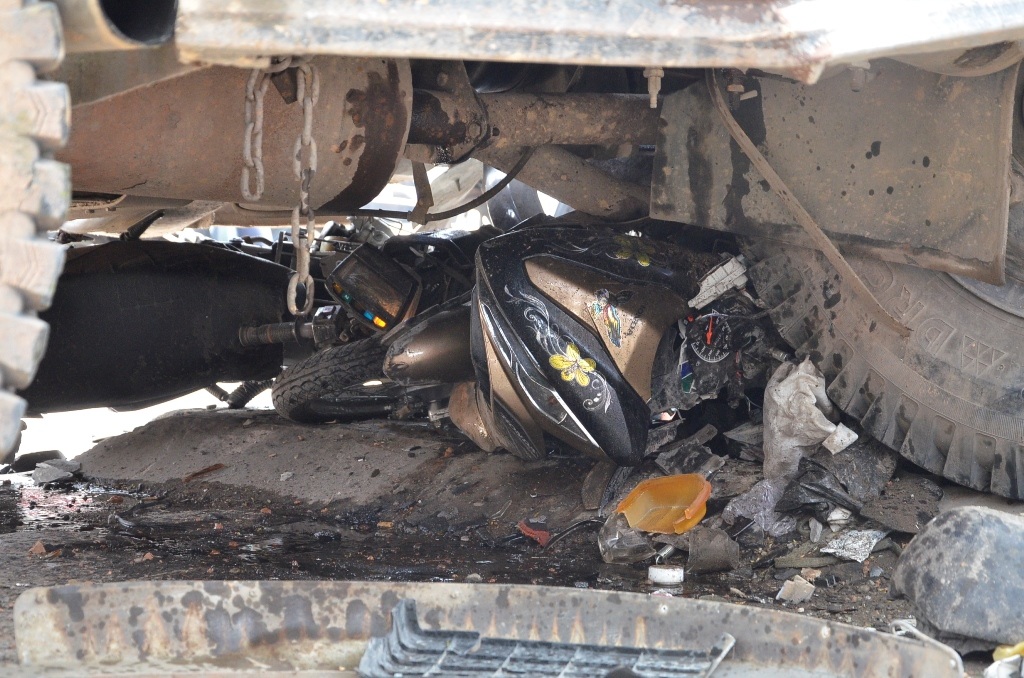Hai chiếc xe máy bị cuốn vào gầm