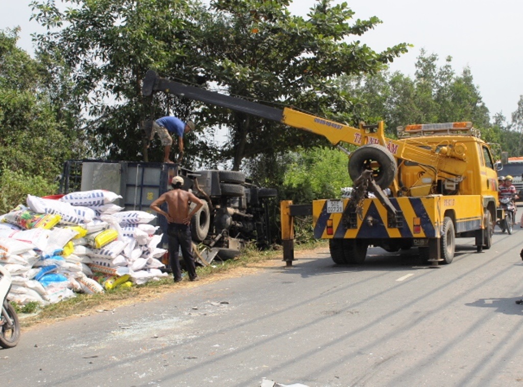 Xe cẩu được điều đến kéo xe gặp nạn lên