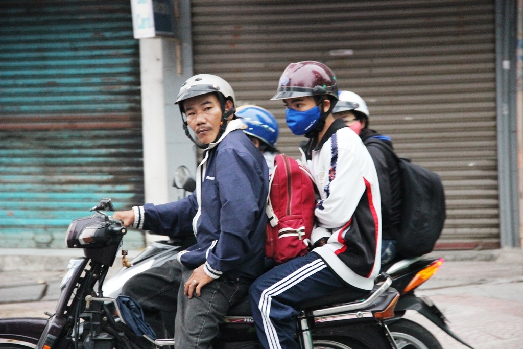 Người dân mua áo ấm trong sáng 16/1.