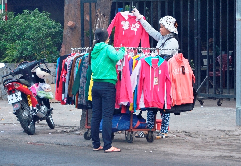 Người dân mua áo ấm trong sáng 16/1.