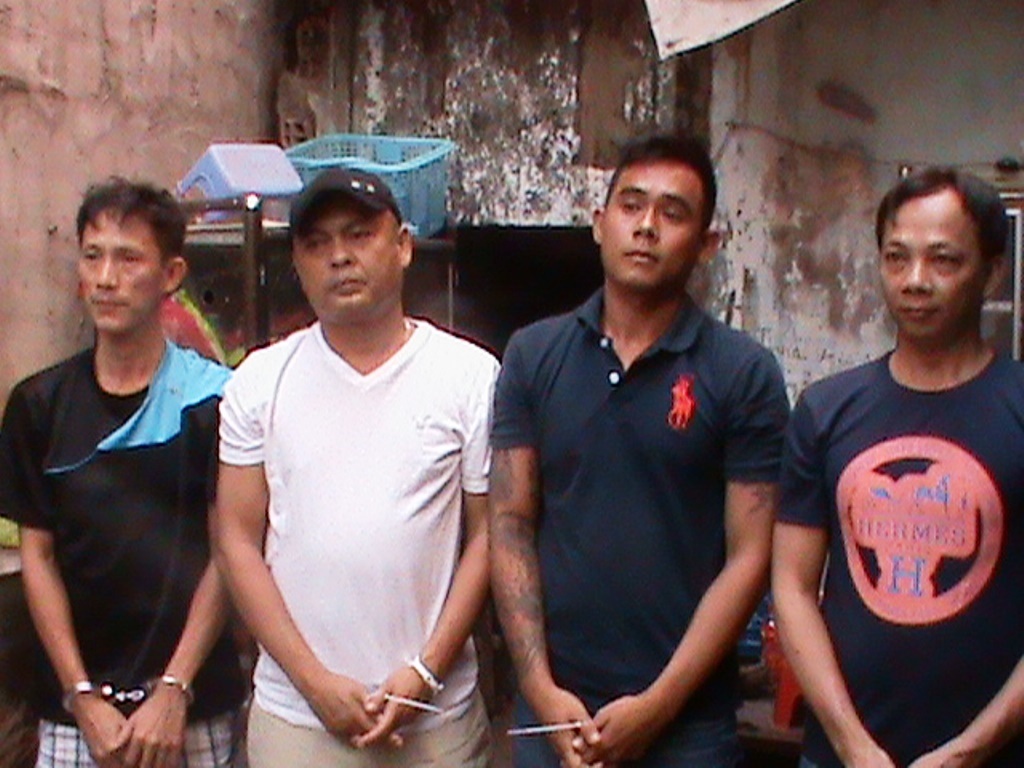 Các đối tượng tham gia đá gà bị công an bắt quả tang