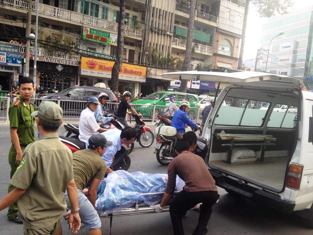 Thi thể nạn nhân được chuyển đi