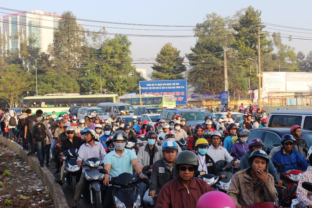 Nhiều người bị trễ giờ học, giờ làm do kẹt xe