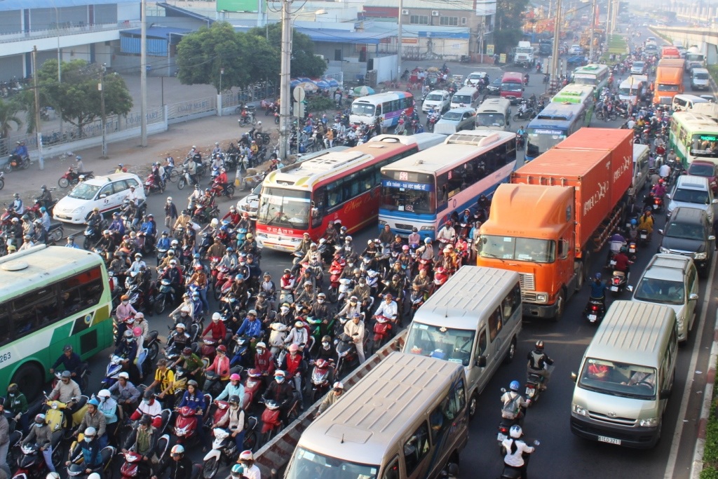 Các phương tiện chôn chân tại ngã tư Thủ Đức do đèn tín hiệu tại đây không hoạt động